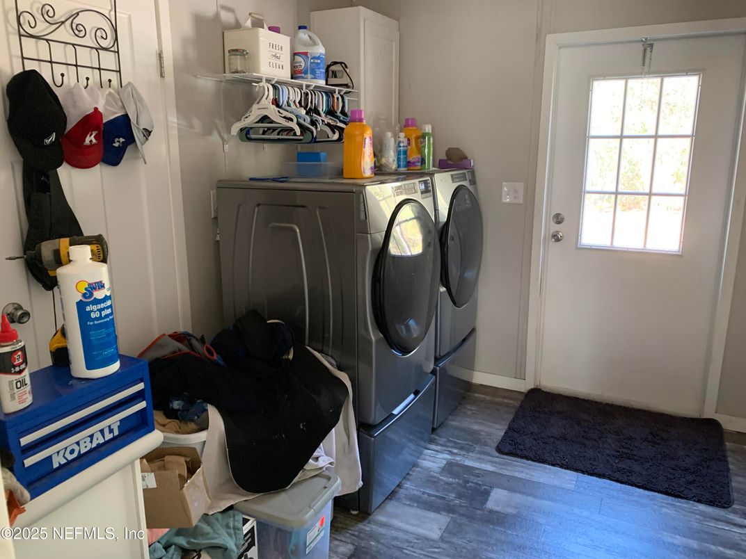 Interior, Washer, Wood Texture Flooring