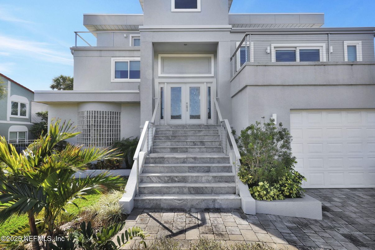 Attached, Exterior, Facade, Modern