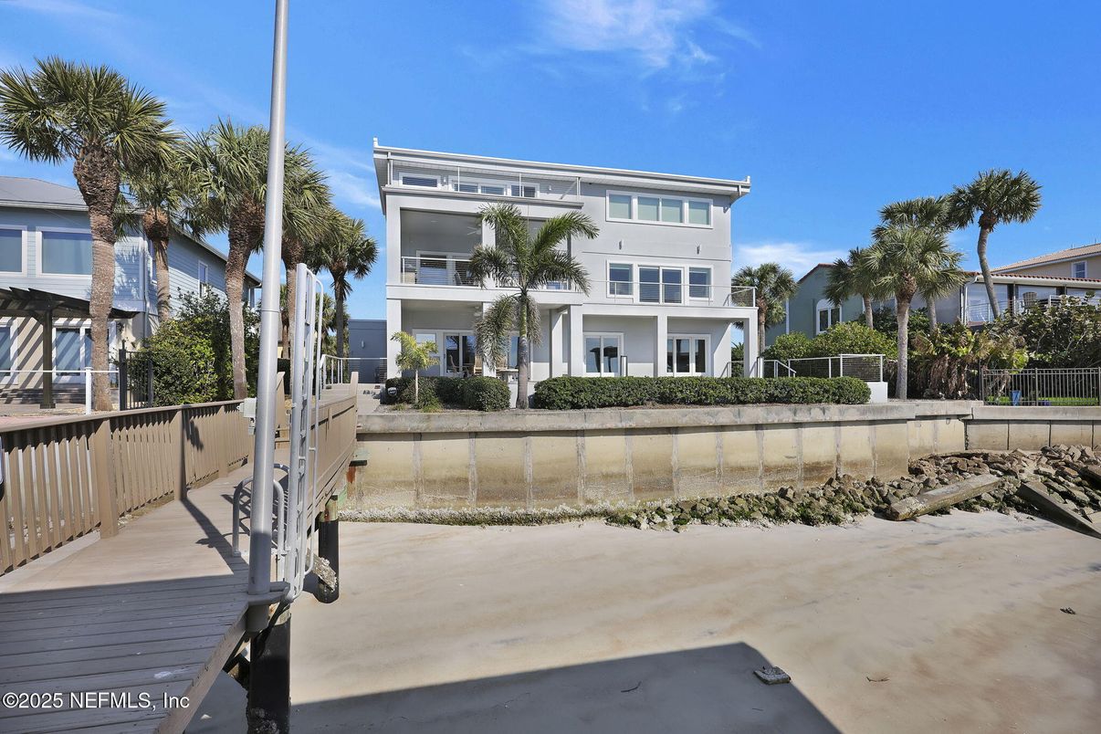 Exterior, Facade, Modern