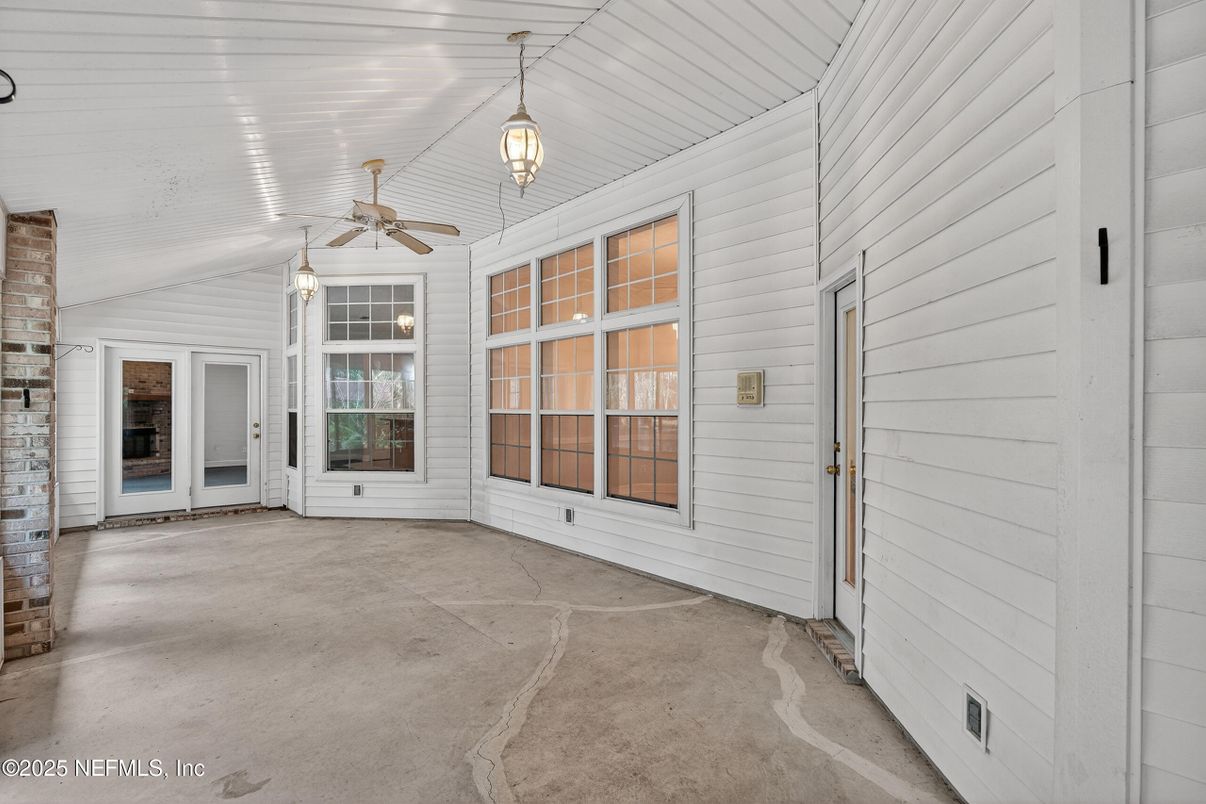 Empty room, Interior, Pendant Lights