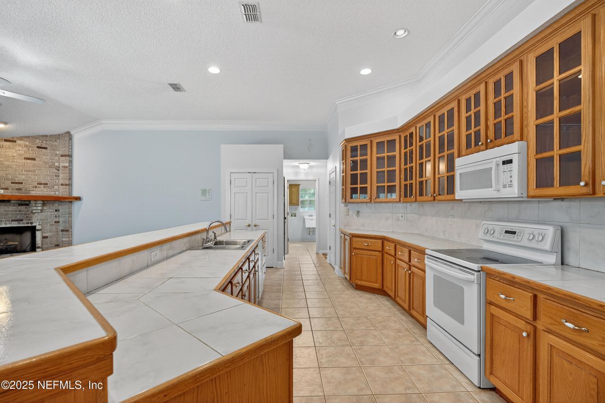 Fireplace, Interior, Kitchen, Recessed Lighting