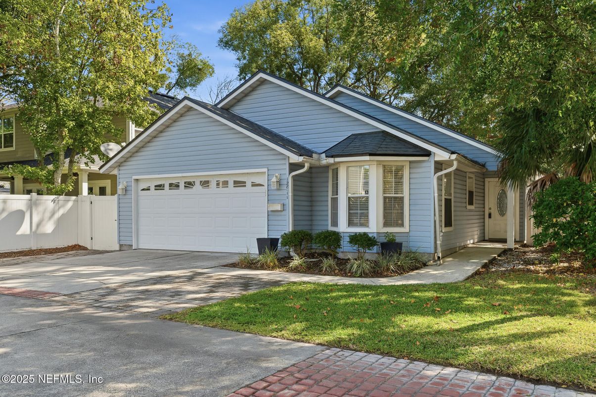 Attached, Exterior, Facade, Ranch