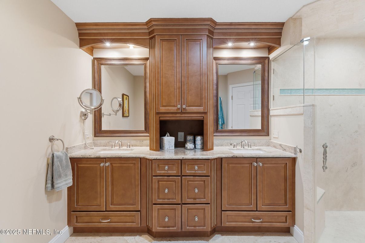 Bathroom, Dual Sink Vanities, Interior