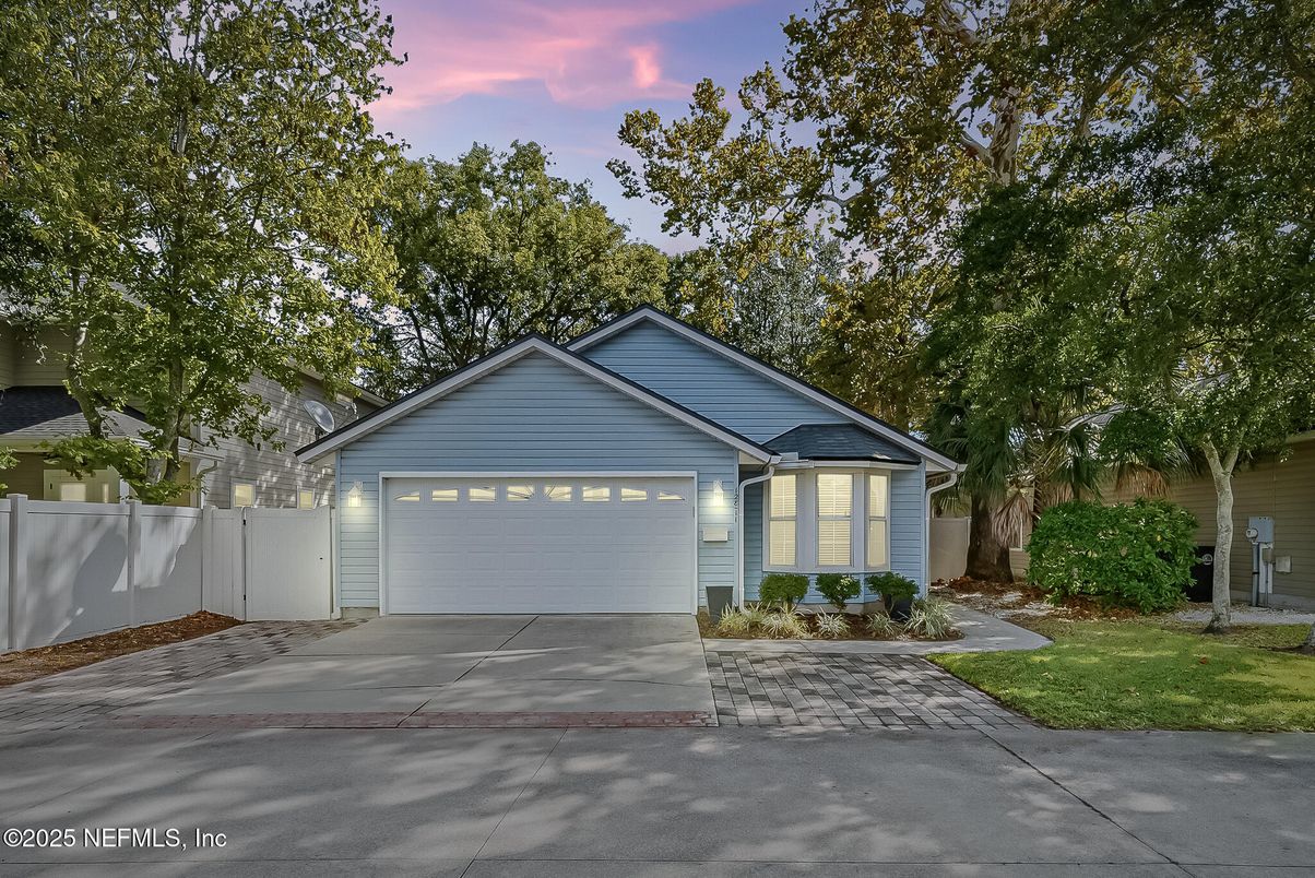 Attached, Exterior, Facade, Ranch