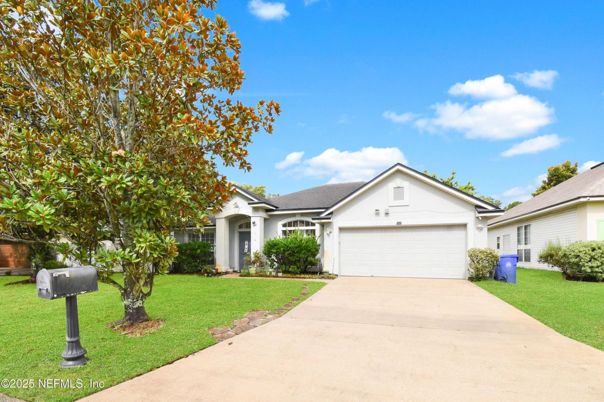 Attached, Exterior, Facade, Ranch