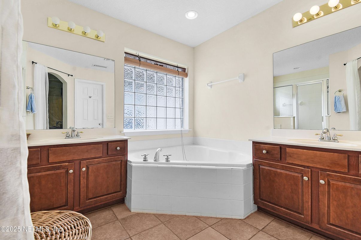 Bathroom, Dual Sink Vanities, Interior, Recessed Lighting