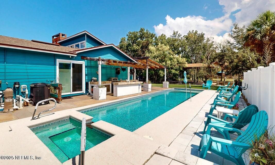 Exterior, Outdoor Kitchen, Pool