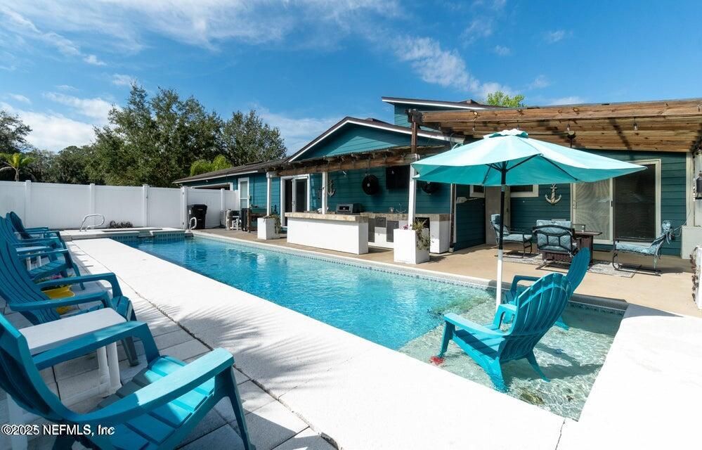 Exterior, Outdoor Kitchen, Pool