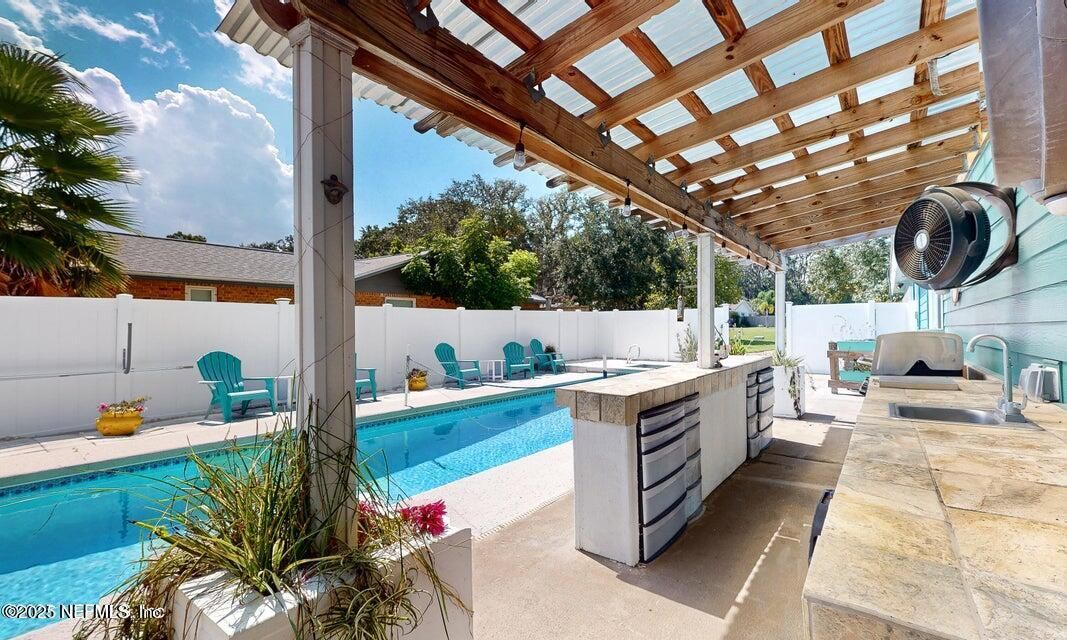 Exterior, Outdoor Kitchen, Pool