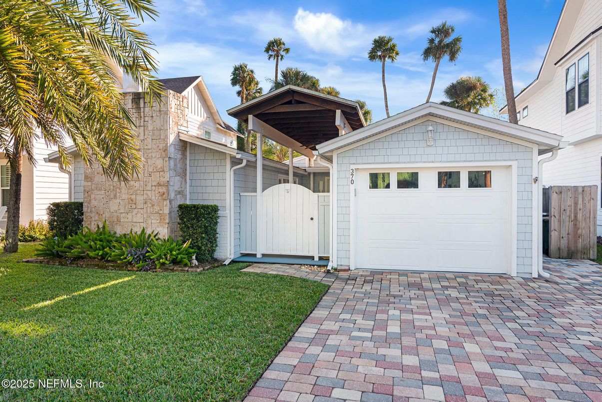 Attached, Exterior, Facade, Ranch