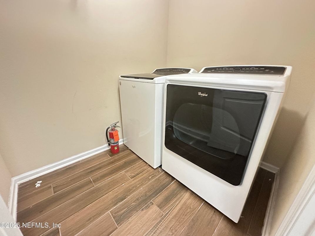 Interior, Washer, Wood Texture Flooring
