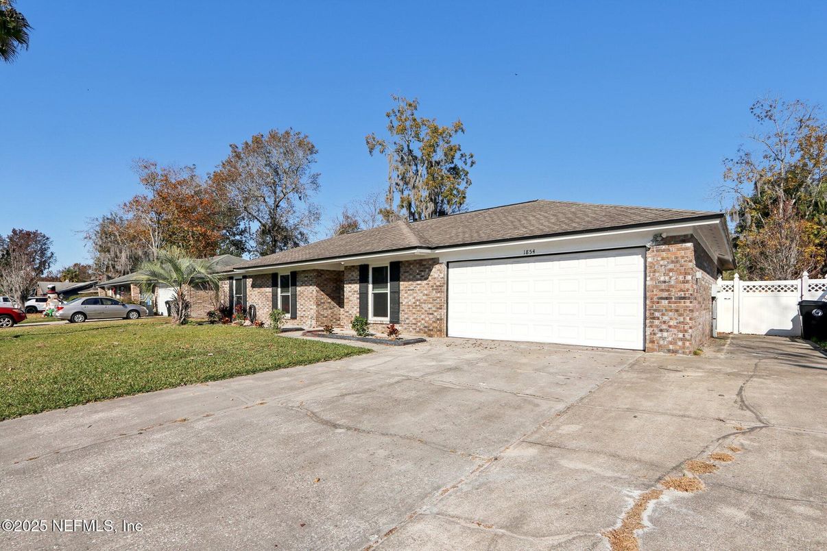 Attached, Exterior, Facade, Brick Facade, Ranch