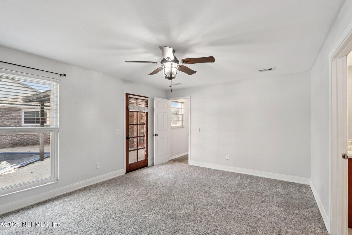 Empty room, Interior