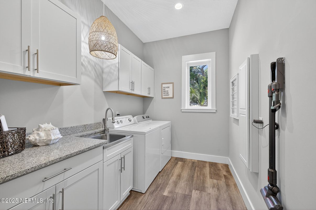 Interior, Recessed Lighting, Washer, Wood Texture Flooring