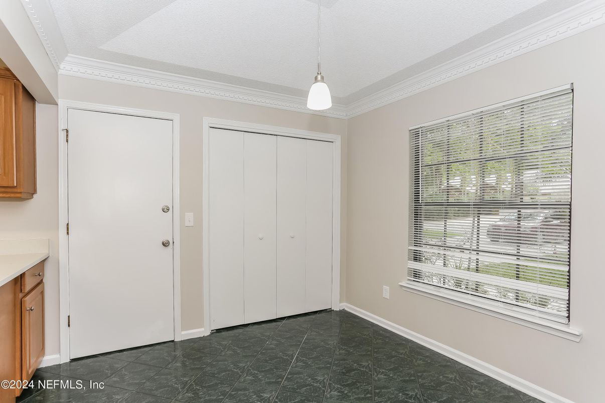 Empty room, Interior, Pendant Lights