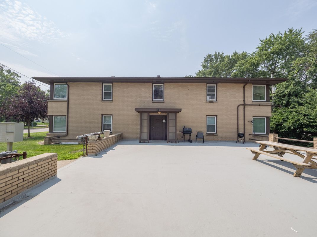 Exterior, Facade, Raised Ranch