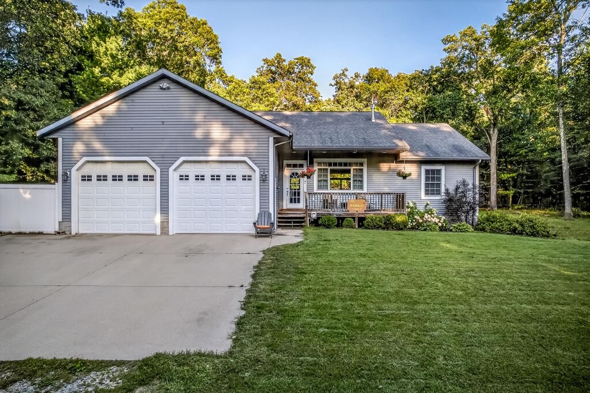 Attached, Exterior, Facade, Ranch