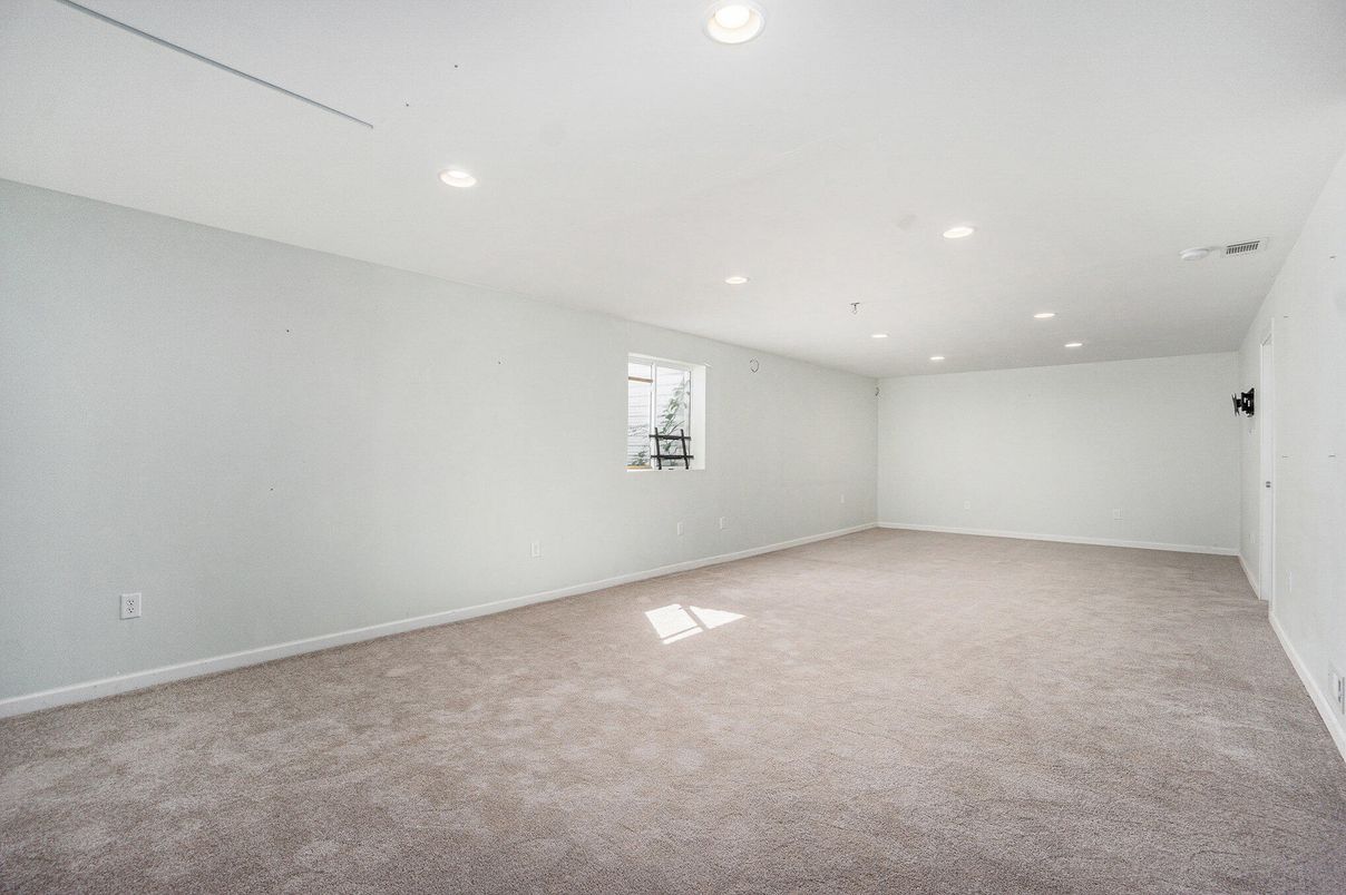 Empty room, Interior, Recessed Lighting