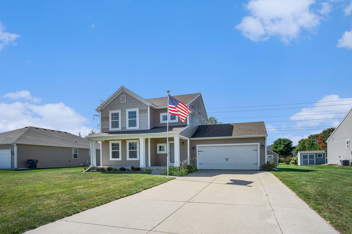 Attached, Exterior, Facade, Queen Anne Victorian