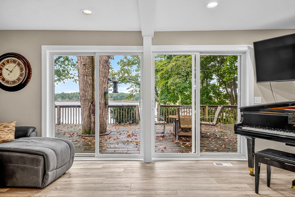 Interior, Piano, Recessed Lighting, Wood Texture Flooring