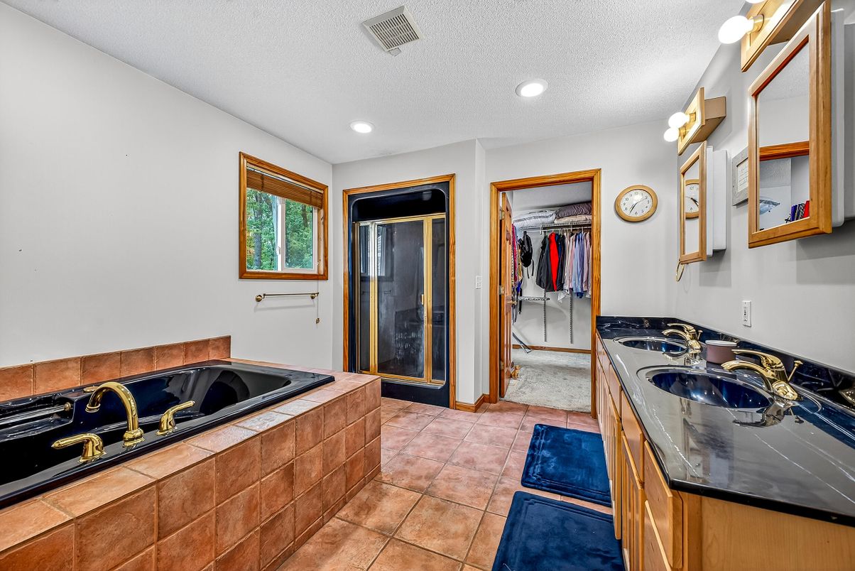 Bathroom, Dual Sink Vanities, Interior, Recessed Lighting