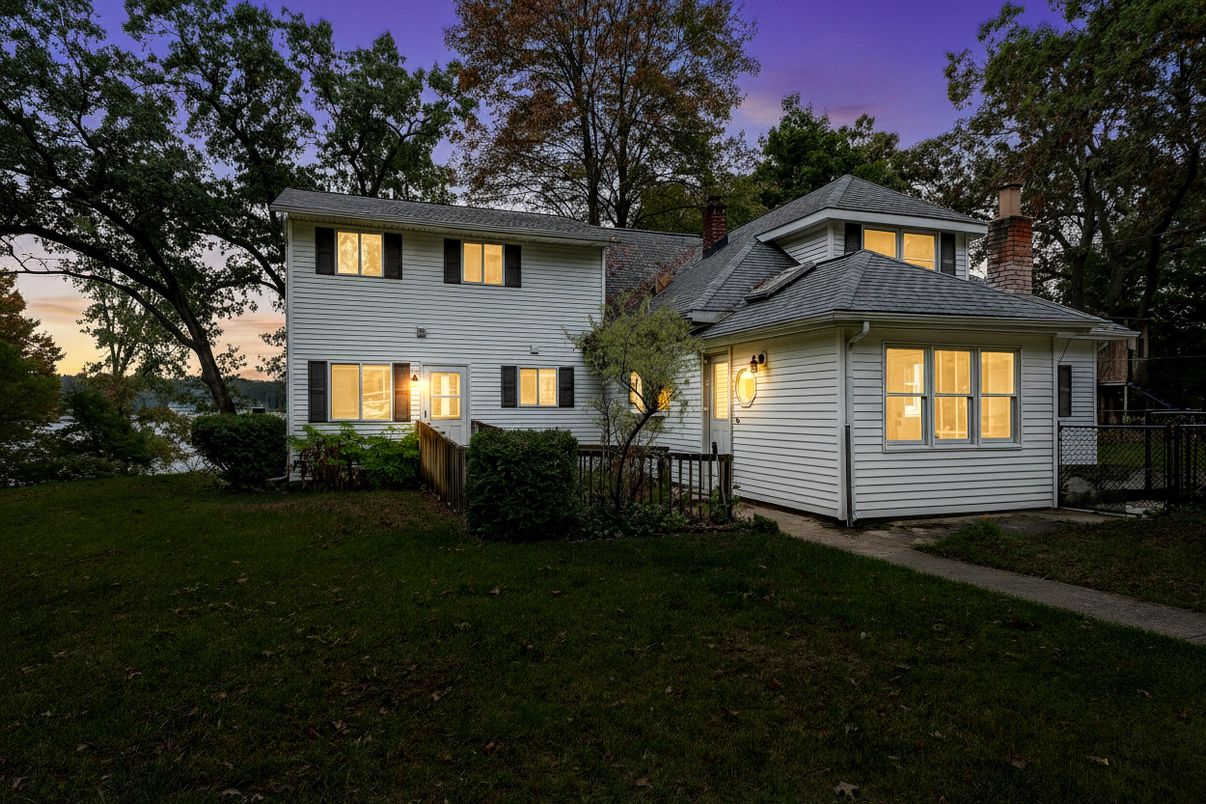 Exterior, Facade, Split Level