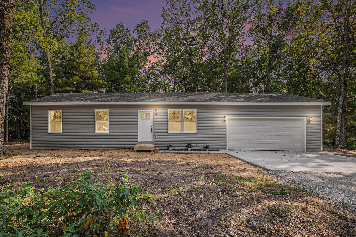 Attached, Exterior, Facade, Ranch