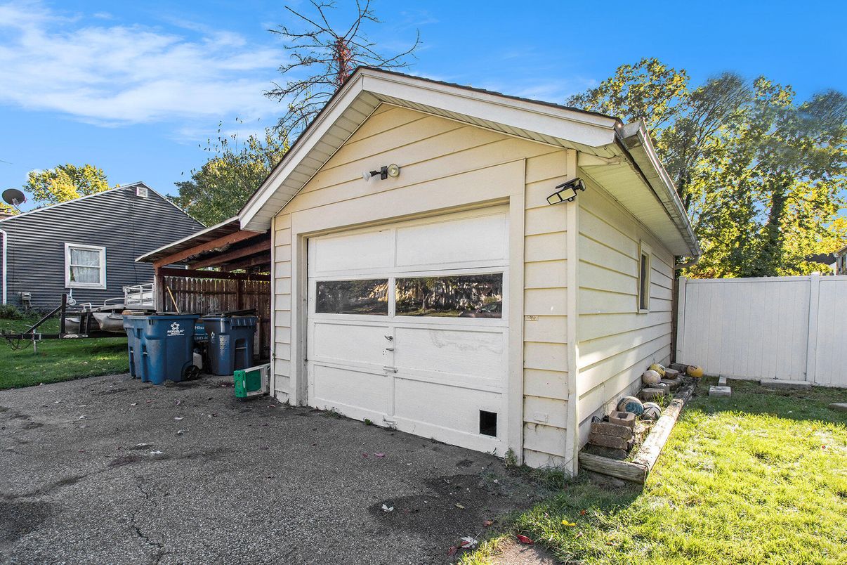Detached Garage, Exterior