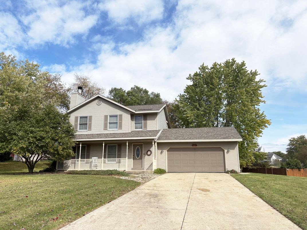 Attached, Exterior, Facade, Split Level