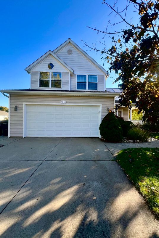 Attached, Exterior, Facade, American Craftsman