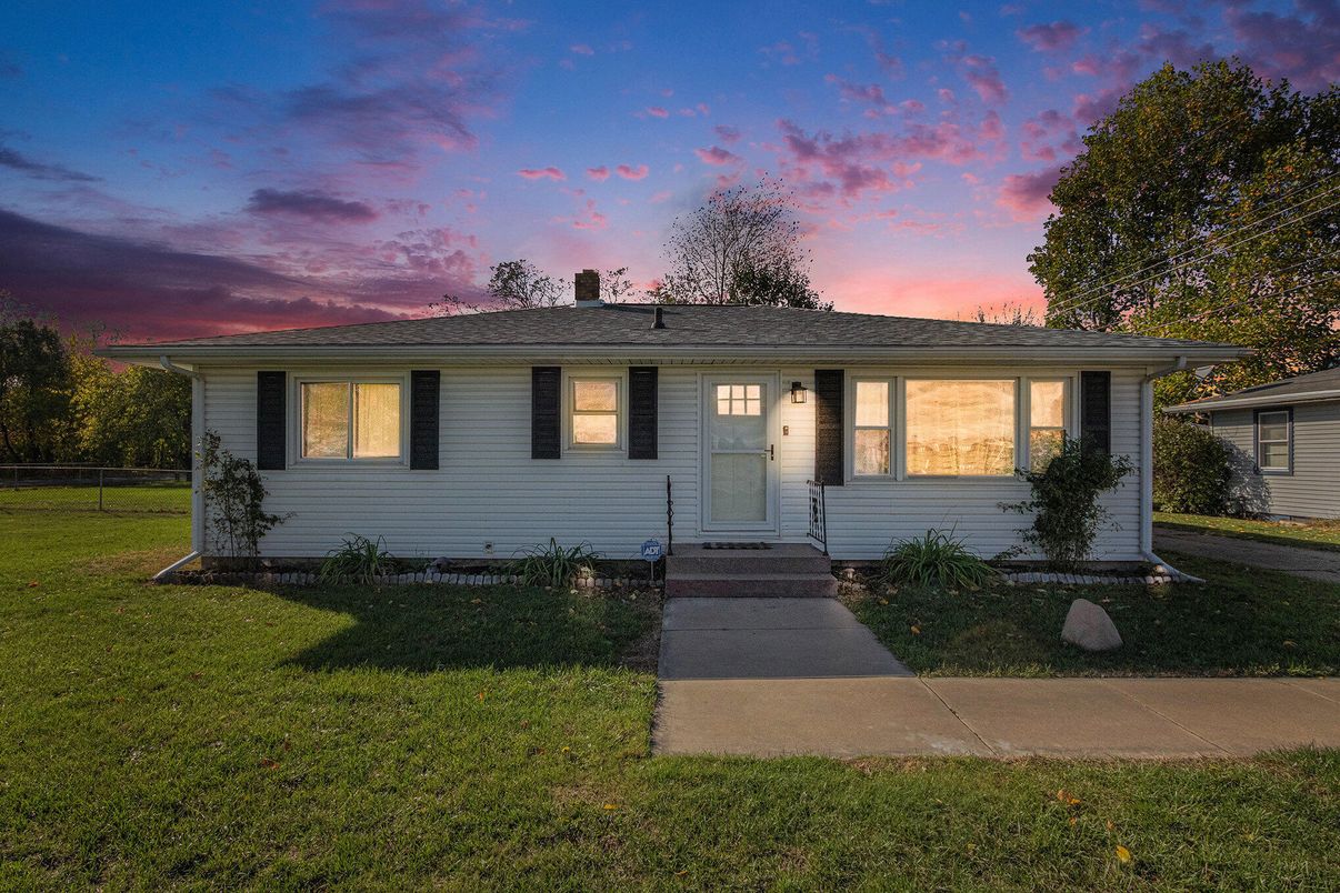 Exterior, Facade, Ranch