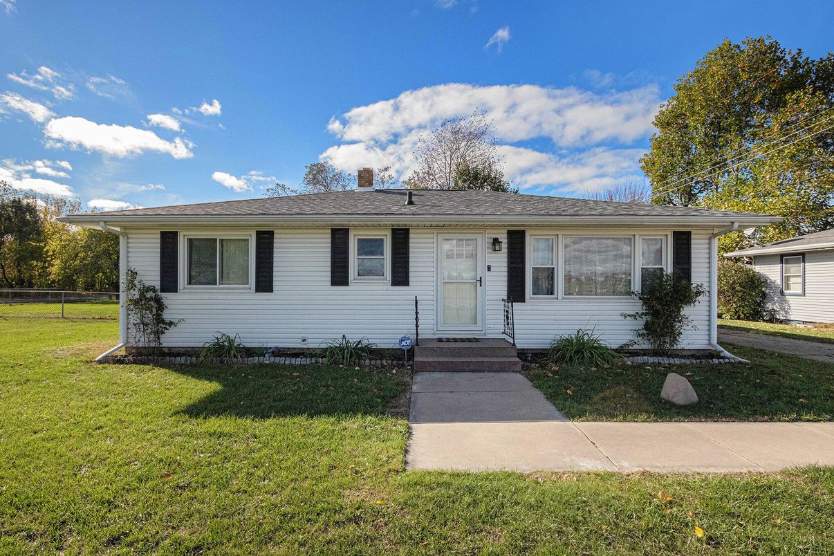 Exterior, Facade, Ranch