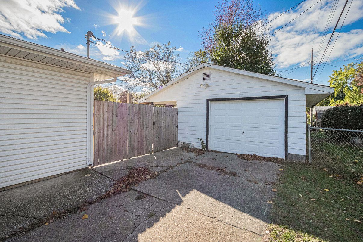 Detached Garage, Exterior