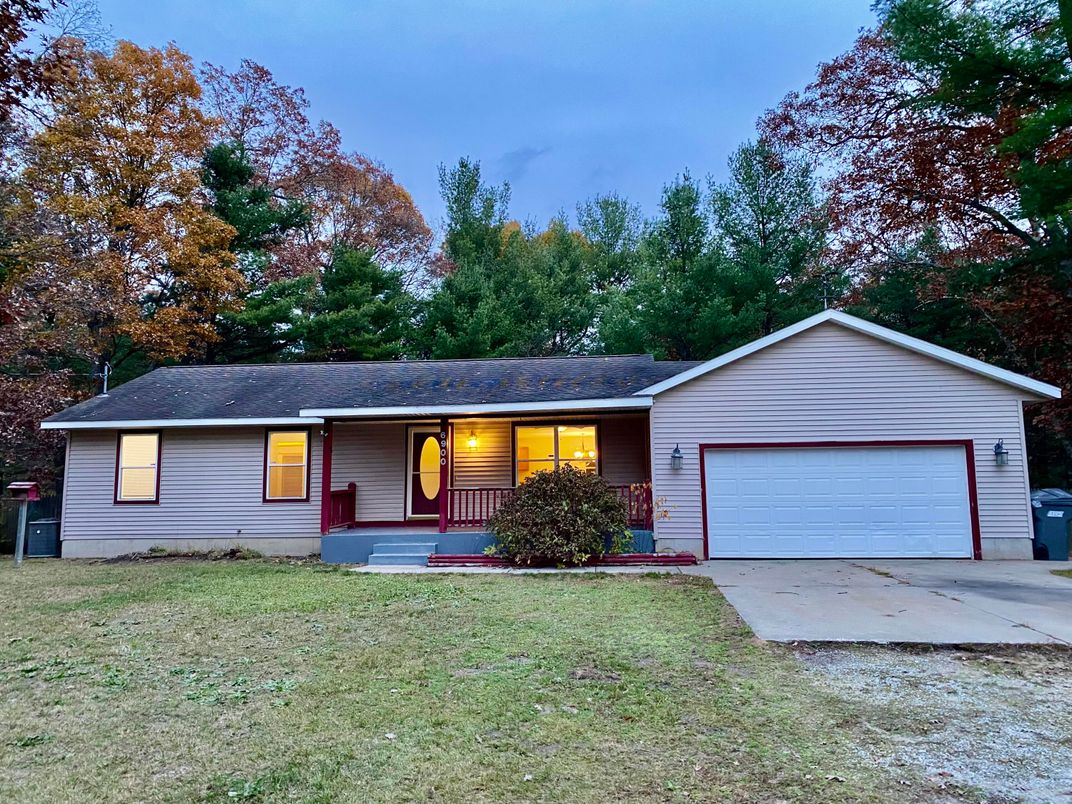 Attached, Exterior, Facade, Ranch