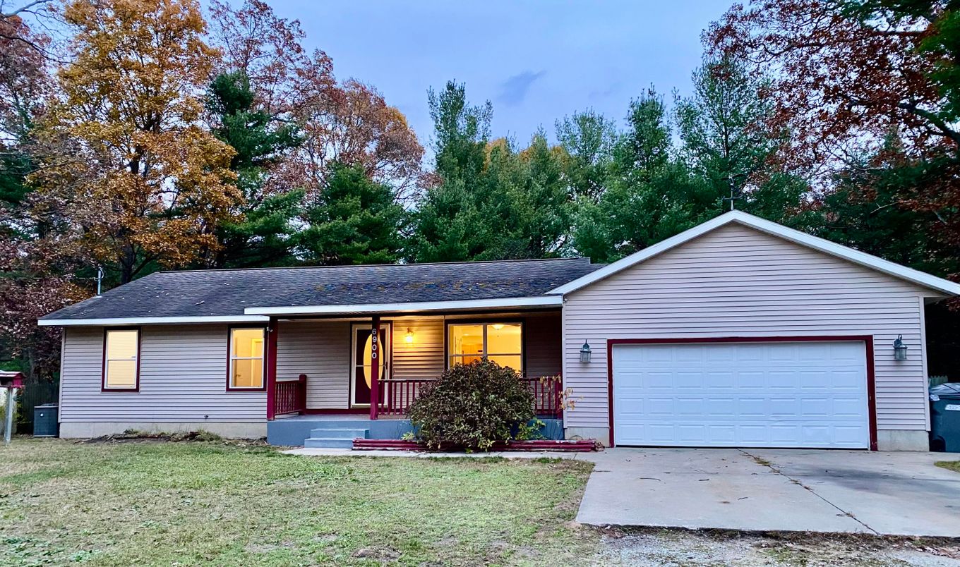 Attached, Exterior, Facade, Ranch