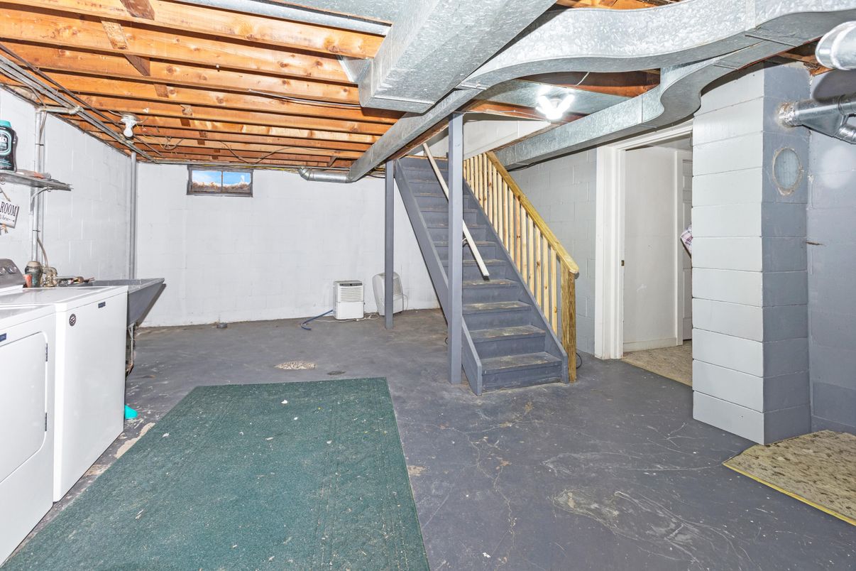 Interior, Washer, Wooden Beams