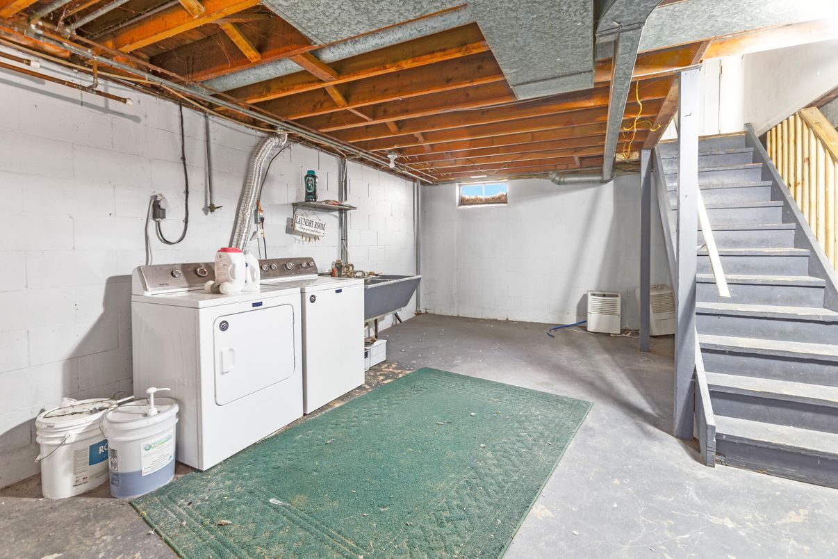 Interior, Washer, Wooden Beams
