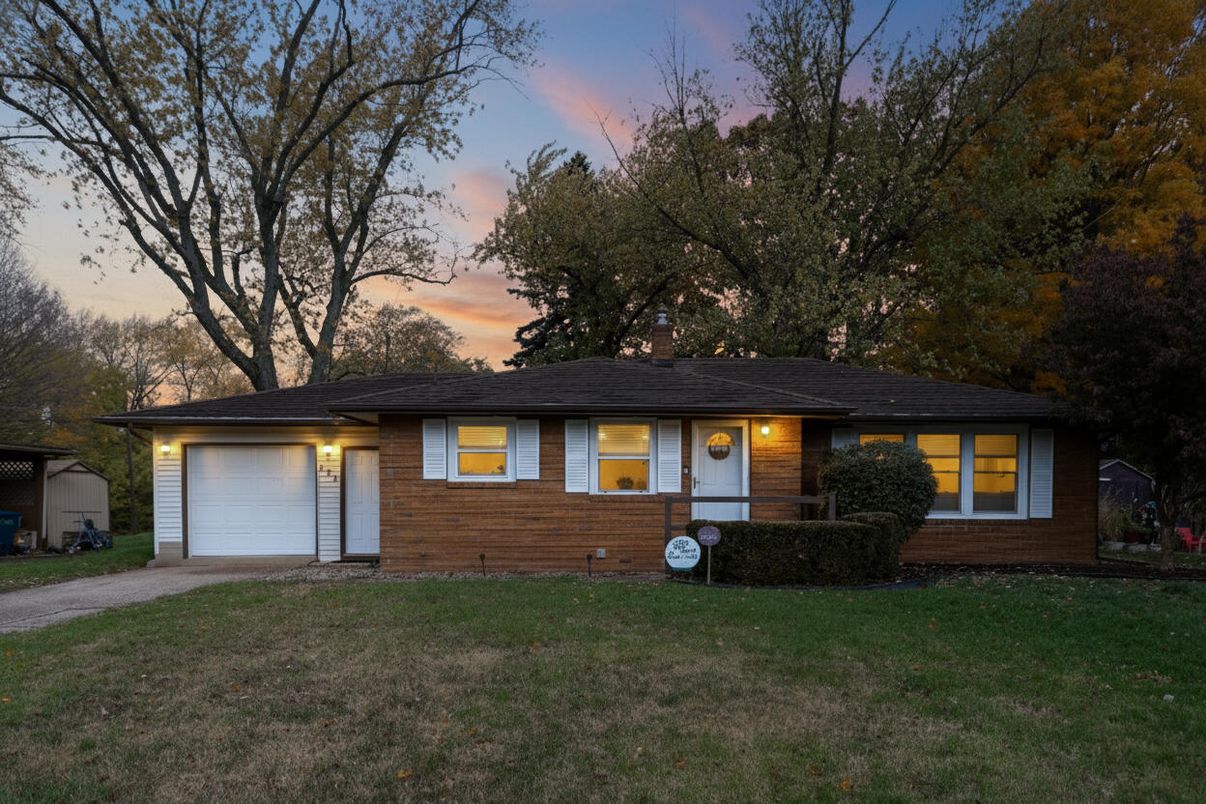 Attached, Exterior, Facade, Ranch