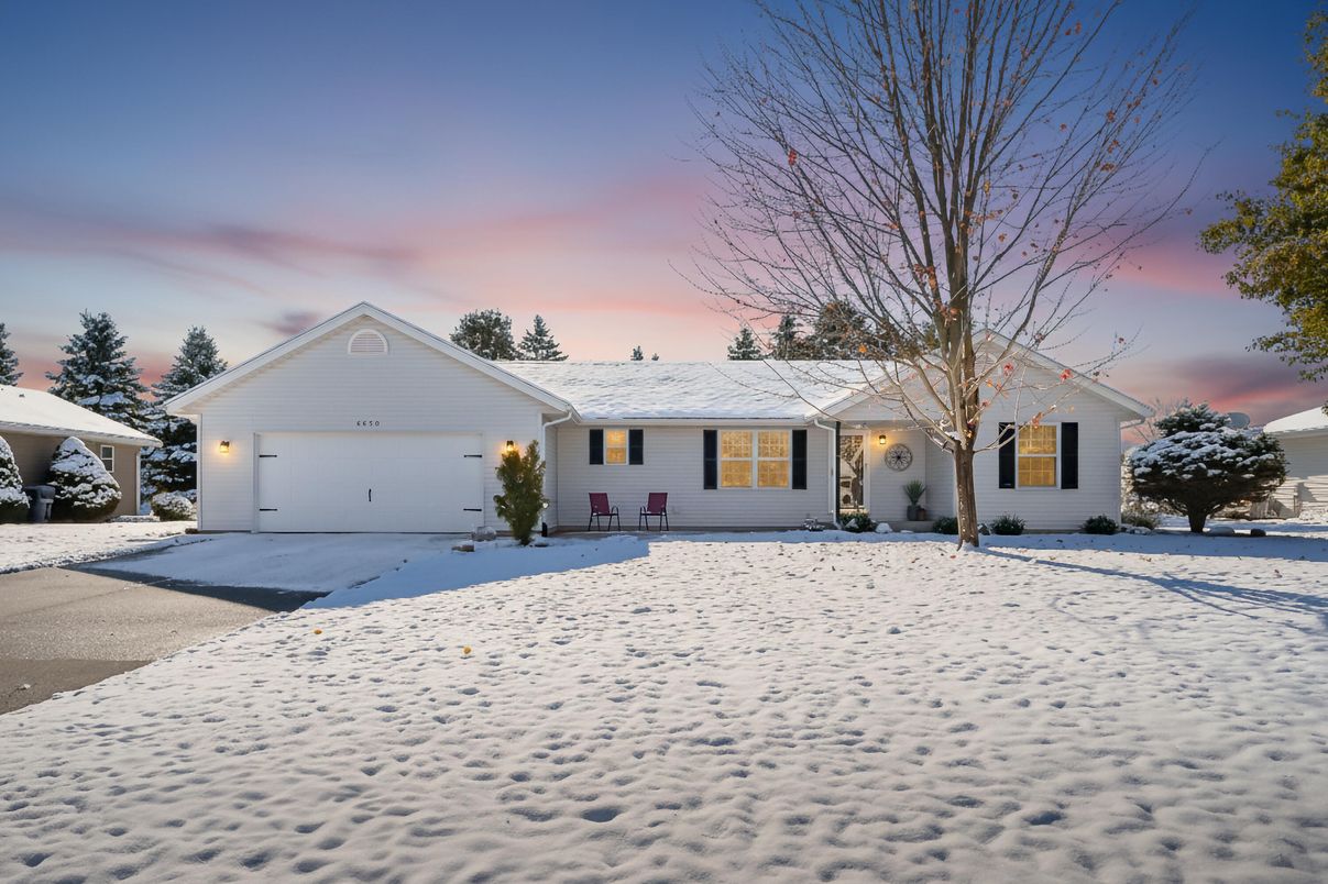 Attached, Exterior, Facade, Ranch