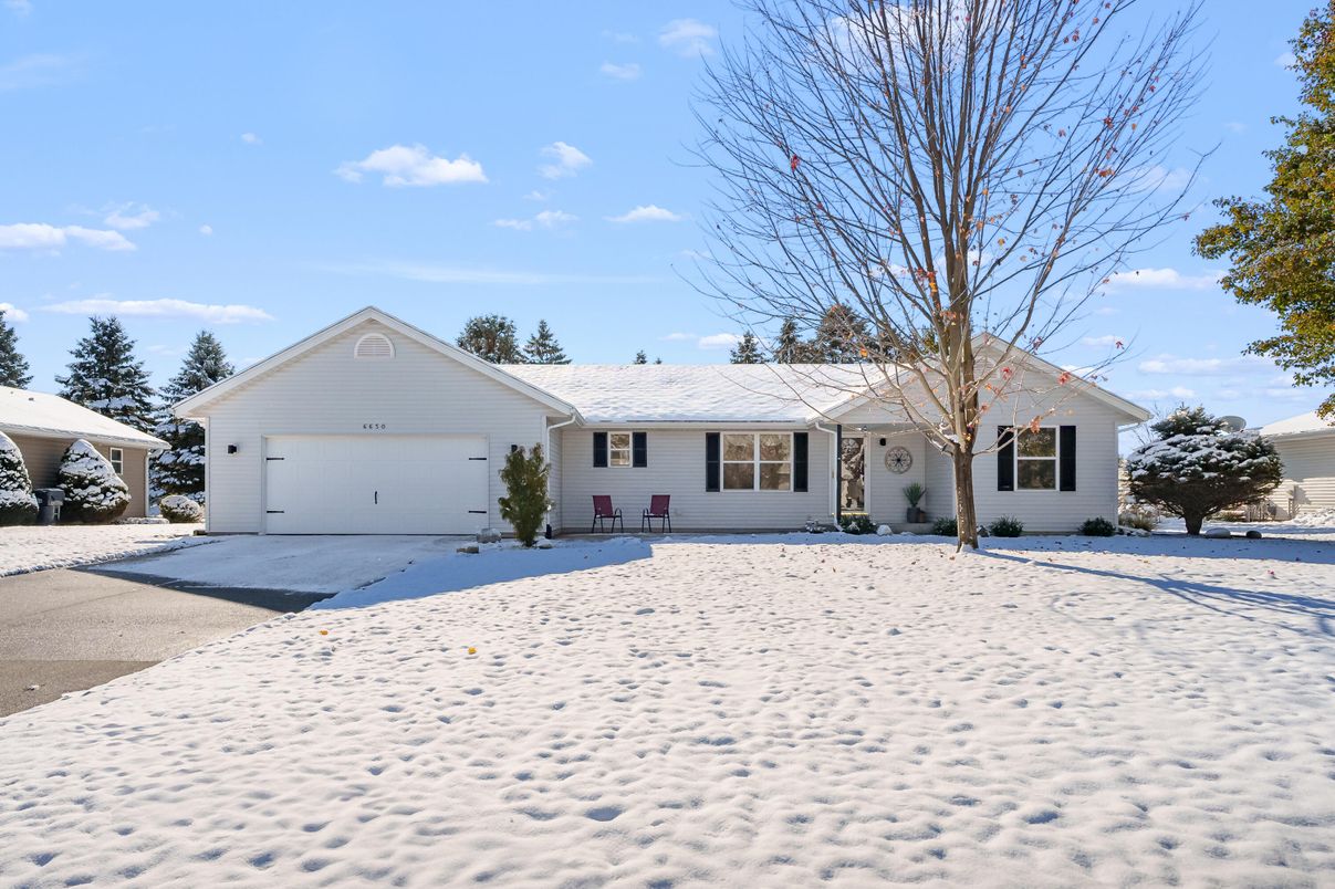 Attached, Exterior, Facade, Ranch