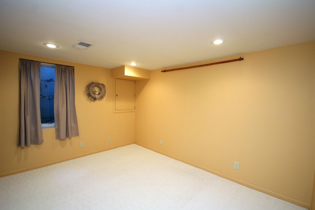 Empty room, Interior, Recessed Lighting