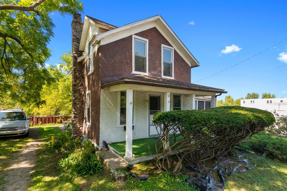 Exterior, Facade, Brick Facade, Queen Anne Victorian