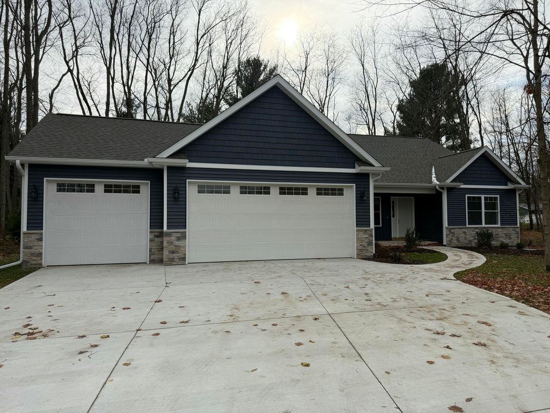 Attached, Exterior, Facade, Ranch