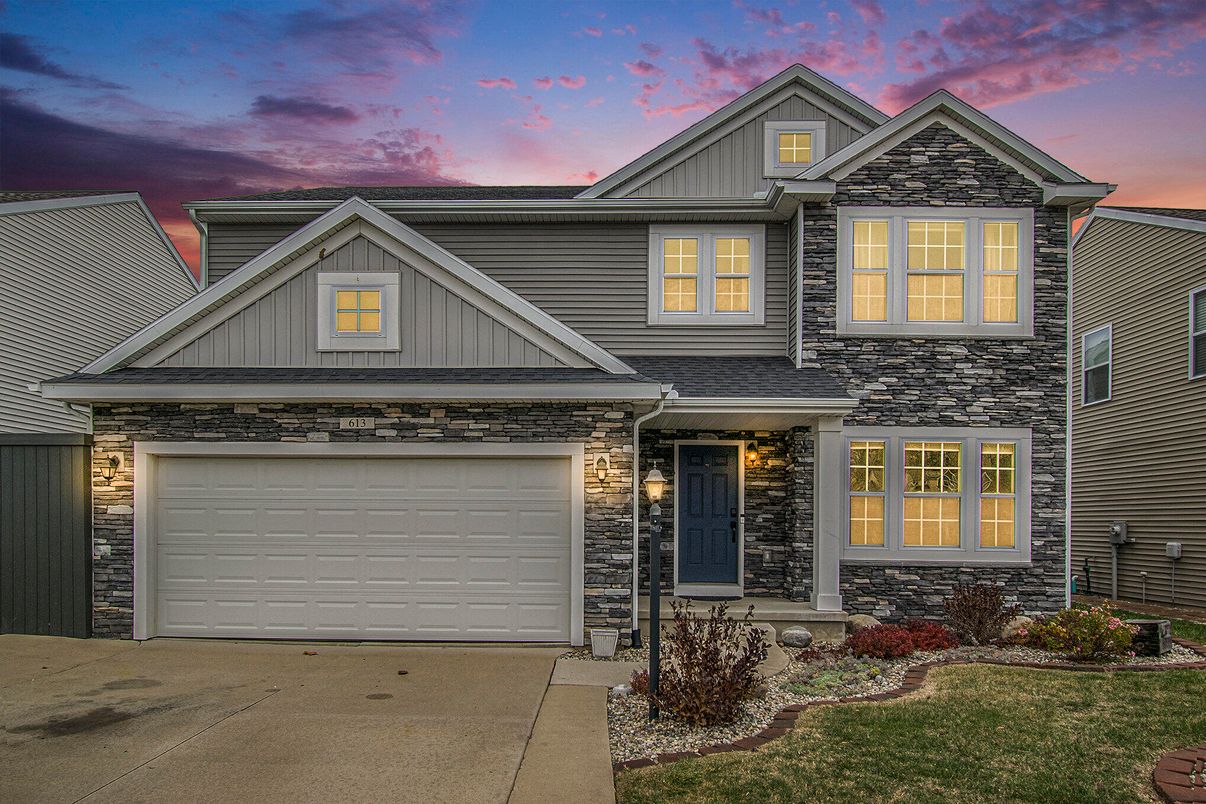 Attached, Exterior, Facade, American Craftsman