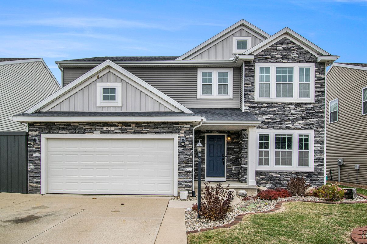 Attached, Exterior, Facade, American Craftsman