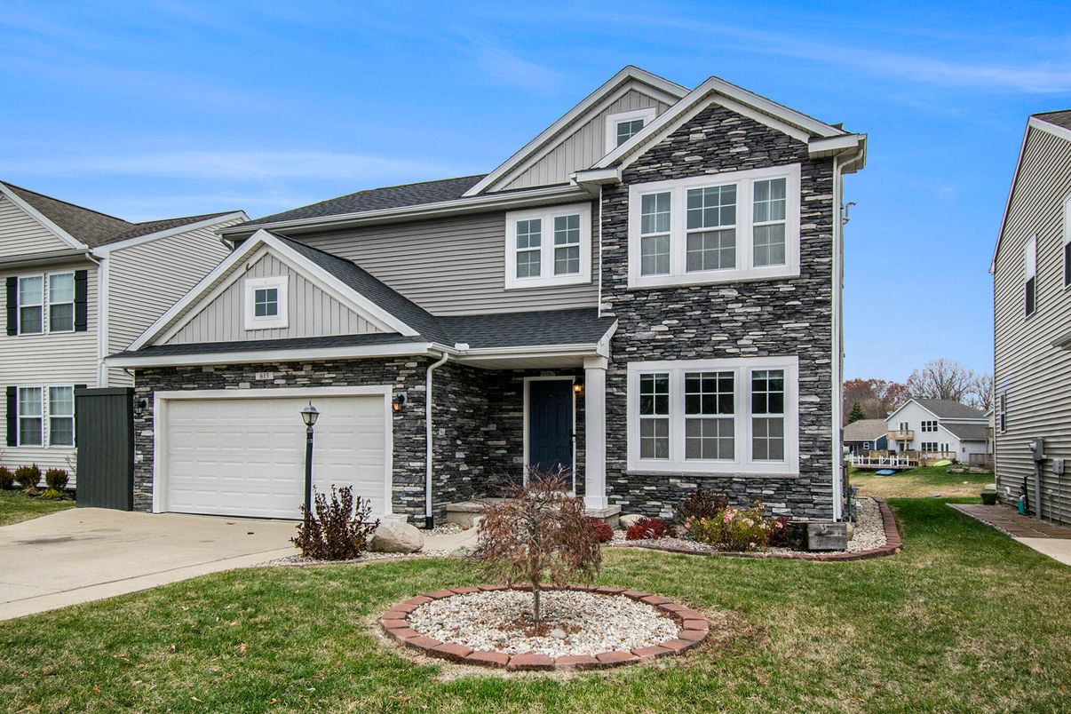 Attached, Exterior, Facade, Farmhouse