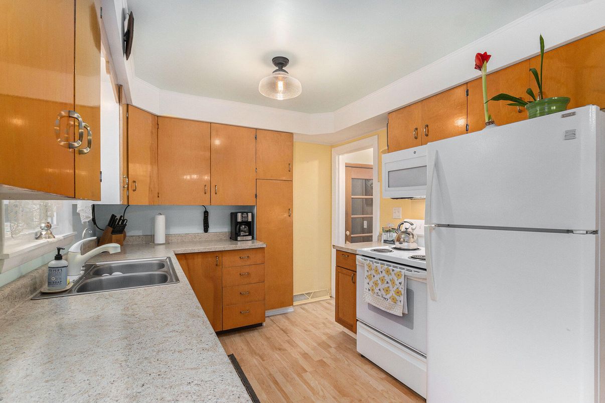 Interior, Kitchen, Pendant Lights, Wood Texture Flooring