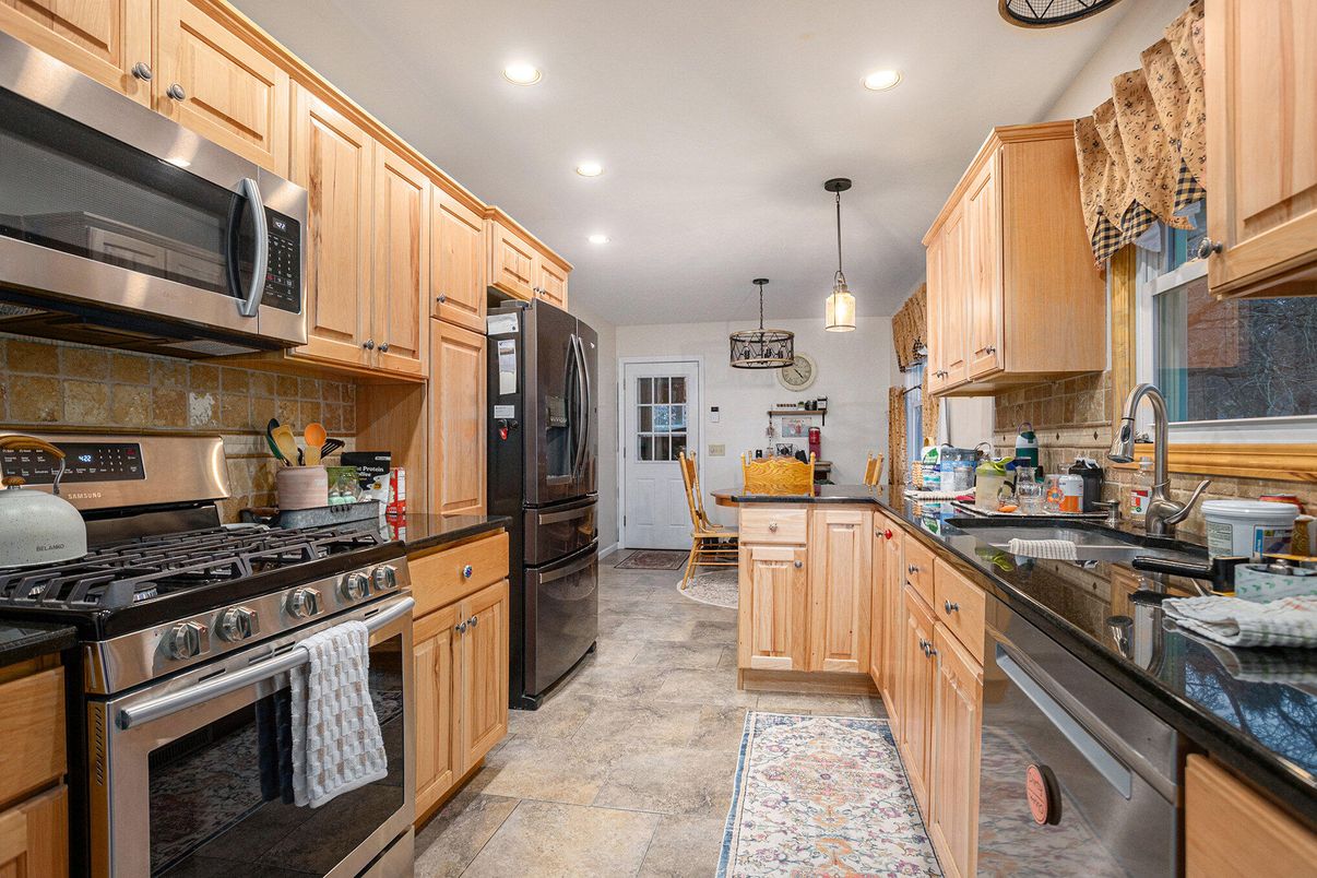 Dining room, Interior, Kitchen, Pendant Lights, Recessed Lighting, Stainless Steel Appliances