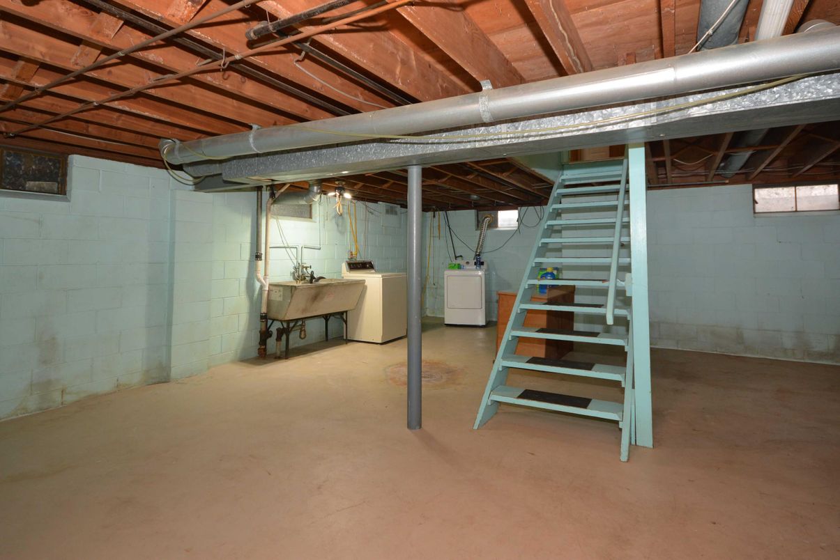 Interior, Washer, Wooden Beams