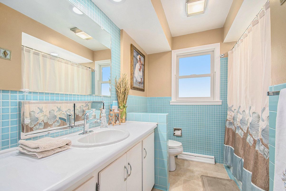 Bathroom, Interior, Recessed Lighting